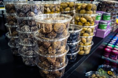 Tel Aviv, İsrail, 5 Ocak 2026, Carmel Market (Shuk HaCarmel), en büyük açık hava pazarı. Tel Aviv 'in göbeğinde yerel satıcılar ve otantik sokak sahneleri.