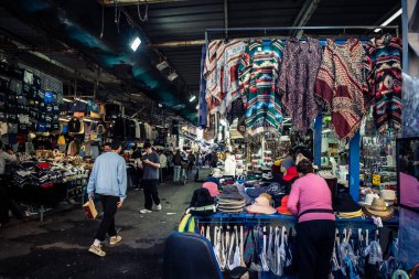 Tel Aviv, İsrail, 5 Ocak 2026, Carmel Market (Shuk HaCarmel), en büyük açık hava pazarı. Tel Aviv 'in göbeğinde yerel satıcılar ve otantik sokak sahneleri.