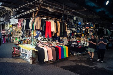 Tel Aviv, İsrail, 5 Ocak 2026, Carmel Market (Shuk HaCarmel), en büyük açık hava pazarı. Tel Aviv 'in göbeğinde yerel satıcılar ve otantik sokak sahneleri.