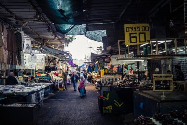 Tel Aviv, İsrail, 5 Ocak 2026, Carmel Market (Shuk HaCarmel), en büyük açık hava pazarı. Tel Aviv 'in göbeğinde yerel satıcılar ve otantik sokak sahneleri.