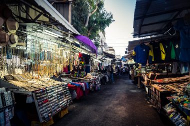 Tel Aviv, İsrail, 5 Ocak 2026, Carmel Market (Shuk HaCarmel), en büyük açık hava pazarı. Tel Aviv 'in göbeğinde yerel satıcılar ve otantik sokak sahneleri.