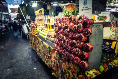 Tel Aviv, İsrail, 5 Ocak 2026, Carmel Market (Shuk HaCarmel), en büyük açık hava pazarı. Tel Aviv 'in göbeğinde yerel satıcılar ve otantik sokak sahneleri.