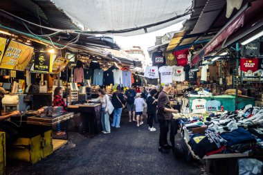 Tel Aviv, İsrail, 5 Ocak 2026, Carmel Market (Shuk HaCarmel), en büyük açık hava pazarı. Tel Aviv 'in göbeğinde yerel satıcılar ve otantik sokak sahneleri.