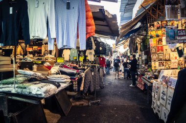 Tel Aviv, İsrail, 5 Ocak 2026, Carmel Market (Shuk HaCarmel), en büyük açık hava pazarı. Tel Aviv 'in göbeğinde yerel satıcılar ve otantik sokak sahneleri.