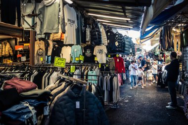 Tel Aviv, İsrail, 5 Ocak 2026, Carmel Market (Shuk HaCarmel), en büyük açık hava pazarı. Tel Aviv 'in göbeğinde yerel satıcılar ve otantik sokak sahneleri.