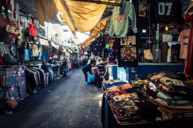Tel Aviv, İsrail, 5 Ocak 2026, Carmel Market (Shuk HaCarmel), en büyük açık hava pazarı. Tel Aviv 'in göbeğinde yerel satıcılar ve otantik sokak sahneleri.