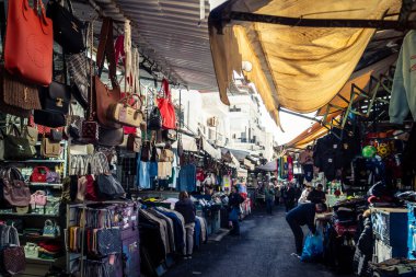 Tel Aviv, İsrail, 5 Ocak 2026, Carmel Market (Shuk HaCarmel), en büyük açık hava pazarı. Tel Aviv 'in göbeğinde yerel satıcılar ve otantik sokak sahneleri.