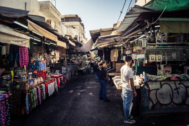 Tel Aviv, İsrail, 5 Ocak 2026, Carmel Market (Shuk HaCarmel), en büyük açık hava pazarı. Tel Aviv 'in göbeğinde yerel satıcılar ve otantik sokak sahneleri.