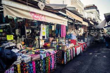 Tel Aviv, İsrail, 5 Ocak 2026, Carmel Market (Shuk HaCarmel), en büyük açık hava pazarı. Tel Aviv 'in göbeğinde yerel satıcılar ve otantik sokak sahneleri.