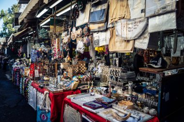 Tel Aviv, İsrail, 5 Ocak 2026, Carmel Market (Shuk HaCarmel), en büyük açık hava pazarı. Tel Aviv 'in göbeğinde yerel satıcılar ve otantik sokak sahneleri.