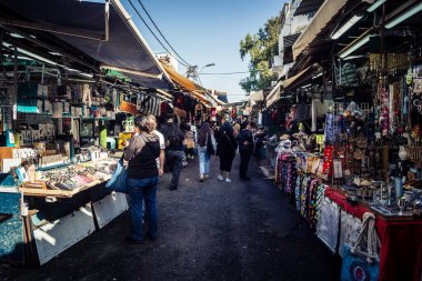 Tel Aviv, İsrail, 5 Ocak 2026, Carmel Market (Shuk HaCarmel), en büyük açık hava pazarı. Tel Aviv 'in göbeğinde yerel satıcılar ve otantik sokak sahneleri.