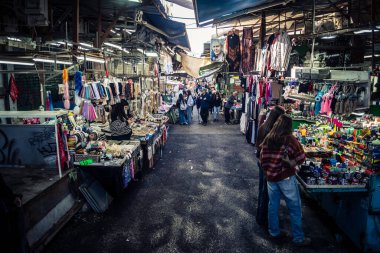 Tel Aviv, İsrail, 5 Ocak 2026, Carmel Market (Shuk HaCarmel), en büyük açık hava pazarı. Tel Aviv 'in göbeğinde yerel satıcılar ve otantik sokak sahneleri.