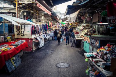 Tel Aviv, İsrail, 5 Ocak 2026, Carmel Market (Shuk HaCarmel), en büyük açık hava pazarı. Tel Aviv 'in göbeğinde yerel satıcılar ve otantik sokak sahneleri.