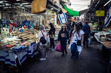 Tel Aviv, İsrail, 5 Ocak 2026, Carmel Market (Shuk HaCarmel), en büyük açık hava pazarı. Tel Aviv 'in göbeğinde yerel satıcılar ve otantik sokak sahneleri.