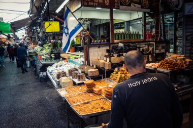 Tel Aviv, İsrail, 5 Ocak 2026, Carmel Market (Shuk HaCarmel), en büyük açık hava pazarı. Tel Aviv 'in göbeğinde yerel satıcılar ve otantik sokak sahneleri.