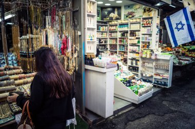 Tel Aviv, İsrail, 5 Ocak 2026, Carmel Market (Shuk HaCarmel), en büyük açık hava pazarı. Tel Aviv 'in göbeğinde yerel satıcılar ve otantik sokak sahneleri.