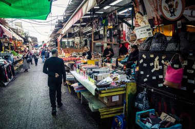 Tel Aviv, İsrail, 5 Ocak 2026, Carmel Market (Shuk HaCarmel), en büyük açık hava pazarı. Tel Aviv 'in göbeğinde yerel satıcılar ve otantik sokak sahneleri.