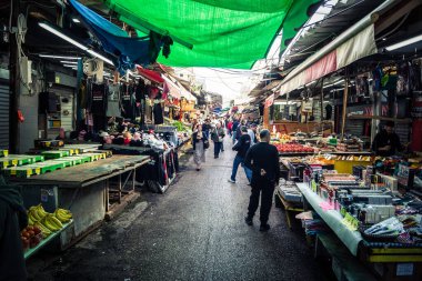 Tel Aviv, İsrail, 5 Ocak 2026, Carmel Market (Shuk HaCarmel), en büyük açık hava pazarı. Tel Aviv 'in göbeğinde yerel satıcılar ve otantik sokak sahneleri.