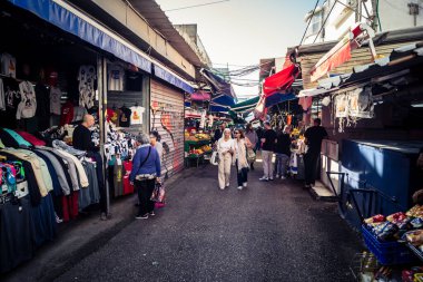 Tel Aviv, İsrail, 5 Ocak 2026, Carmel Market (Shuk HaCarmel), en büyük açık hava pazarı. Tel Aviv 'in göbeğinde yerel satıcılar ve otantik sokak sahneleri.