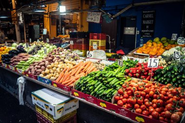 Tel Aviv, İsrail, 5 Ocak 2026, Carmel Market (Shuk HaCarmel), en büyük açık hava pazarı. Tel Aviv 'in göbeğinde yerel satıcılar ve otantik sokak sahneleri.