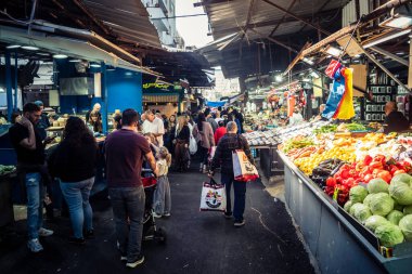 Tel Aviv, İsrail, 5 Ocak 2026, Carmel Market (Shuk HaCarmel), en büyük açık hava pazarı. Tel Aviv 'in göbeğinde yerel satıcılar ve otantik sokak sahneleri.