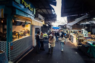 Tel Aviv, İsrail, 5 Ocak 2026, Carmel Market (Shuk HaCarmel), en büyük açık hava pazarı. Tel Aviv 'in göbeğinde yerel satıcılar ve otantik sokak sahneleri.