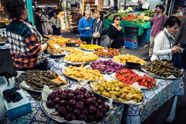 Tel Aviv, İsrail, 5 Ocak 2026, Carmel Market (Shuk HaCarmel), en büyük açık hava pazarı. Tel Aviv 'in göbeğinde yerel satıcılar ve otantik sokak sahneleri.