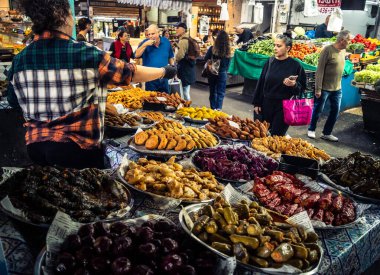 Tel Aviv, İsrail, 5 Ocak 2026, Carmel Market (Shuk HaCarmel), en büyük açık hava pazarı. Tel Aviv 'in göbeğinde yerel satıcılar ve otantik sokak sahneleri.