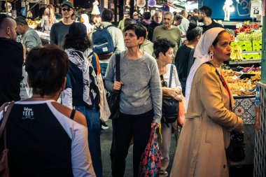 Tel Aviv, İsrail, 5 Ocak 2026, Carmel Market (Shuk HaCarmel), en büyük açık hava pazarı. Tel Aviv 'in göbeğinde yerel satıcılar ve otantik sokak sahneleri.