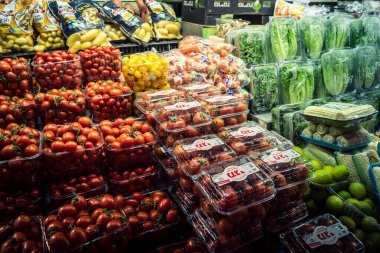 Tel Aviv, İsrail, 5 Ocak 2026, Carmel Market (Shuk HaCarmel), en büyük açık hava pazarı. Tel Aviv 'in göbeğinde yerel satıcılar ve otantik sokak sahneleri.