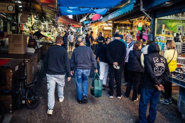 Tel Aviv, İsrail, 5 Ocak 2026, Carmel Market (Shuk HaCarmel), en büyük açık hava pazarı. Tel Aviv 'in göbeğinde yerel satıcılar ve otantik sokak sahneleri.