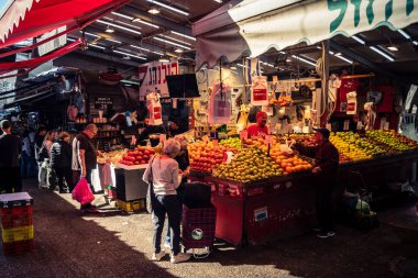 Tel Aviv, İsrail, 5 Ocak 2026, Carmel Market (Shuk HaCarmel), en büyük açık hava pazarı. Tel Aviv 'in göbeğinde yerel satıcılar ve otantik sokak sahneleri.