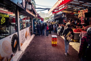 Tel Aviv, İsrail, 5 Ocak 2026, Carmel Market (Shuk HaCarmel), en büyük açık hava pazarı. Tel Aviv 'in göbeğinde yerel satıcılar ve otantik sokak sahneleri.