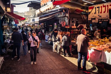 Tel Aviv, İsrail, 5 Ocak 2026, Carmel Market (Shuk HaCarmel), en büyük açık hava pazarı. Tel Aviv 'in göbeğinde yerel satıcılar ve otantik sokak sahneleri.