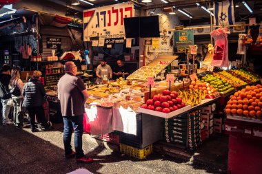 Tel Aviv, İsrail, 5 Ocak 2026, Carmel Market (Shuk HaCarmel), en büyük açık hava pazarı. Tel Aviv 'in göbeğinde yerel satıcılar ve otantik sokak sahneleri.