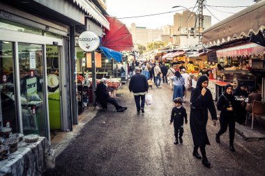 Tel Aviv, İsrail, 5 Ocak 2026, Carmel Market (Shuk HaCarmel), en büyük açık hava pazarı. Tel Aviv 'in göbeğinde yerel satıcılar ve otantik sokak sahneleri.