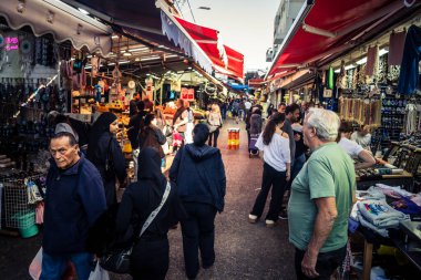 Tel Aviv, İsrail, 5 Ocak 2026, Carmel Market (Shuk HaCarmel), en büyük açık hava pazarı. Tel Aviv 'in göbeğinde yerel satıcılar ve otantik sokak sahneleri.