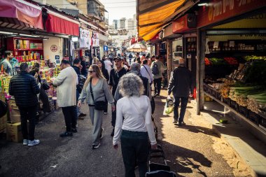 Tel Aviv, İsrail, 5 Ocak 2026, Carmel Market (Shuk HaCarmel), en büyük açık hava pazarı. Tel Aviv 'in göbeğinde yerel satıcılar ve otantik sokak sahneleri.