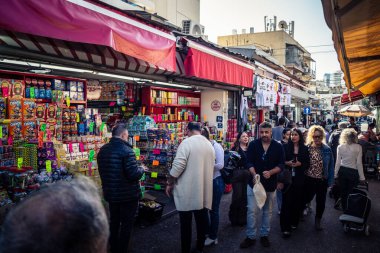 Tel Aviv, İsrail, 5 Ocak 2026, Carmel Market (Shuk HaCarmel), en büyük açık hava pazarı. Tel Aviv 'in göbeğinde yerel satıcılar ve otantik sokak sahneleri.