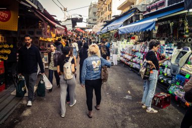 Tel Aviv, İsrail, 5 Ocak 2026, Carmel Market (Shuk HaCarmel), en büyük açık hava pazarı. Tel Aviv 'in göbeğinde yerel satıcılar ve otantik sokak sahneleri.