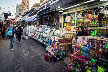 Tel Aviv, İsrail, 5 Ocak 2026, Carmel Market (Shuk HaCarmel), en büyük açık hava pazarı. Tel Aviv 'in göbeğinde yerel satıcılar ve otantik sokak sahneleri.