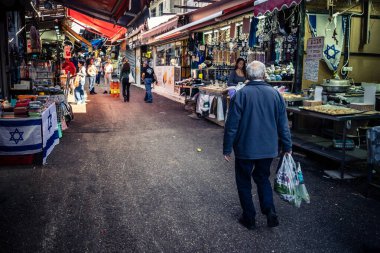 Tel Aviv, İsrail, 5 Ocak 2026, Carmel Market (Shuk HaCarmel), en büyük açık hava pazarı. Tel Aviv 'in göbeğinde yerel satıcılar ve otantik sokak sahneleri.