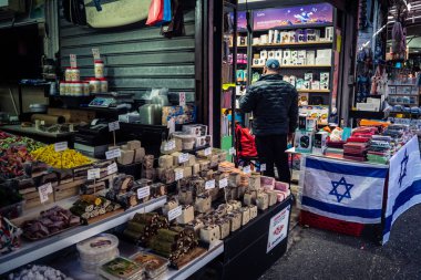 Tel Aviv, İsrail, 5 Ocak 2026, Carmel Market (Shuk HaCarmel), en büyük açık hava pazarı. Tel Aviv 'in göbeğinde yerel satıcılar ve otantik sokak sahneleri.