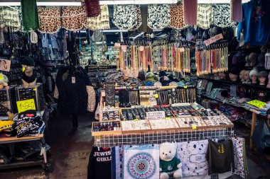 Tel Aviv, İsrail, 5 Ocak 2026, Carmel Market (Shuk HaCarmel), en büyük açık hava pazarı. Tel Aviv 'in göbeğinde yerel satıcılar ve otantik sokak sahneleri.