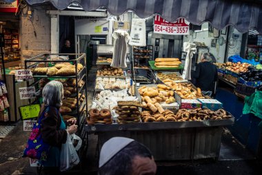Tel Aviv, İsrail, 5 Ocak 2026, Carmel Market (Shuk HaCarmel), en büyük açık hava pazarı. Tel Aviv 'in göbeğinde yerel satıcılar ve otantik sokak sahneleri.