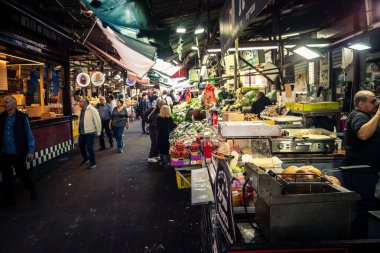 Tel Aviv, İsrail, 5 Ocak 2026, Carmel Market (Shuk HaCarmel), en büyük açık hava pazarı. Tel Aviv 'in göbeğinde yerel satıcılar ve otantik sokak sahneleri.
