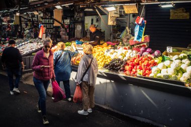 Tel Aviv, İsrail, 5 Ocak 2026, Carmel Market (Shuk HaCarmel), en büyük açık hava pazarı. Tel Aviv 'in göbeğinde yerel satıcılar ve otantik sokak sahneleri.