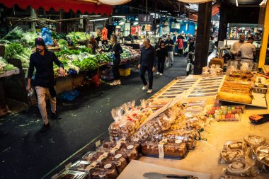 Tel Aviv, İsrail, 5 Ocak 2026, Carmel Market (Shuk HaCarmel), en büyük açık hava pazarı. Tel Aviv 'in göbeğinde yerel satıcılar ve otantik sokak sahneleri.