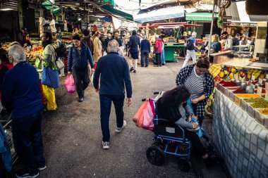 Tel Aviv, İsrail, 5 Ocak 2026, Carmel Market (Shuk HaCarmel), en büyük açık hava pazarı. Tel Aviv 'in göbeğinde yerel satıcılar ve otantik sokak sahneleri.