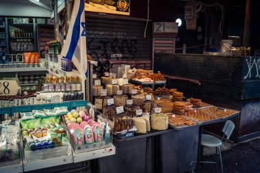Tel Aviv, İsrail, 5 Ocak 2026, Carmel Market (Shuk HaCarmel), en büyük açık hava pazarı. Tel Aviv 'in göbeğinde yerel satıcılar ve otantik sokak sahneleri.